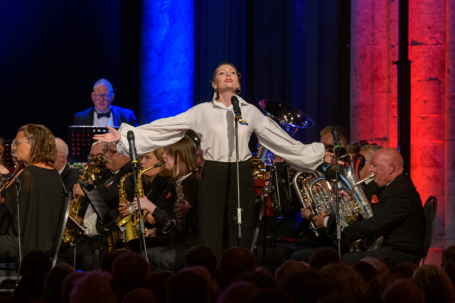 Yana Popova zingt haar lied Melody