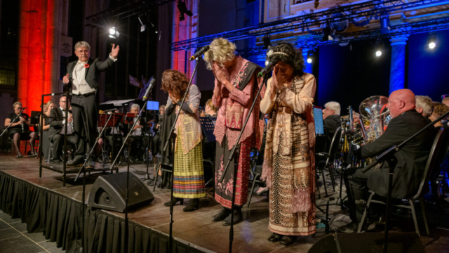 Arnhems Promenade Orkest (APO) en Indonesische zangeressen NonaNona